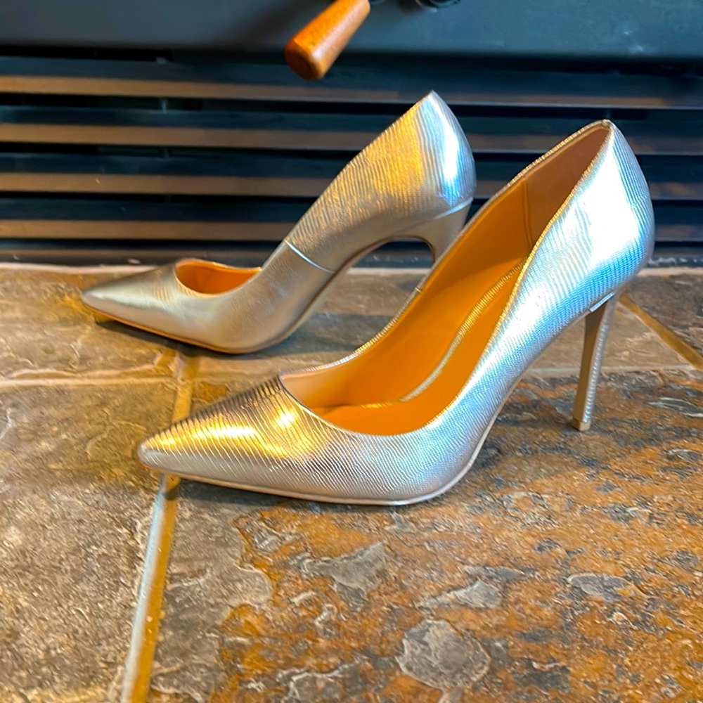Silver by Zendaya heels size 8